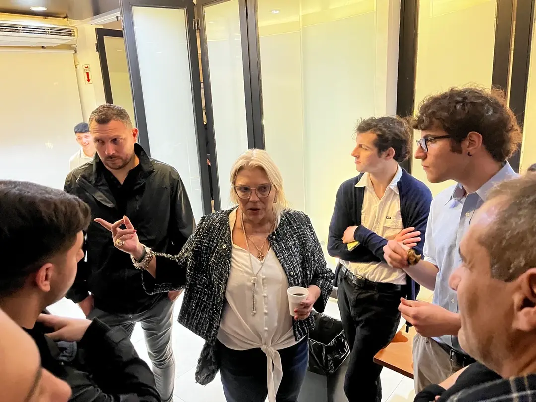 Jóvenes dialogando con referentes políticos en un encuentro de CEJOP