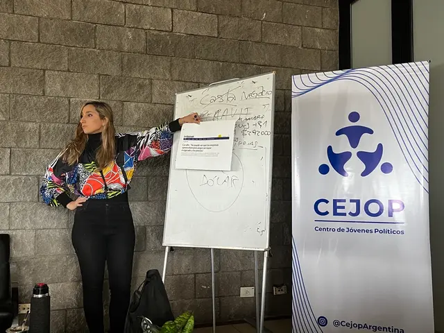 Presentación institucional durante un encuentro de CEJOP